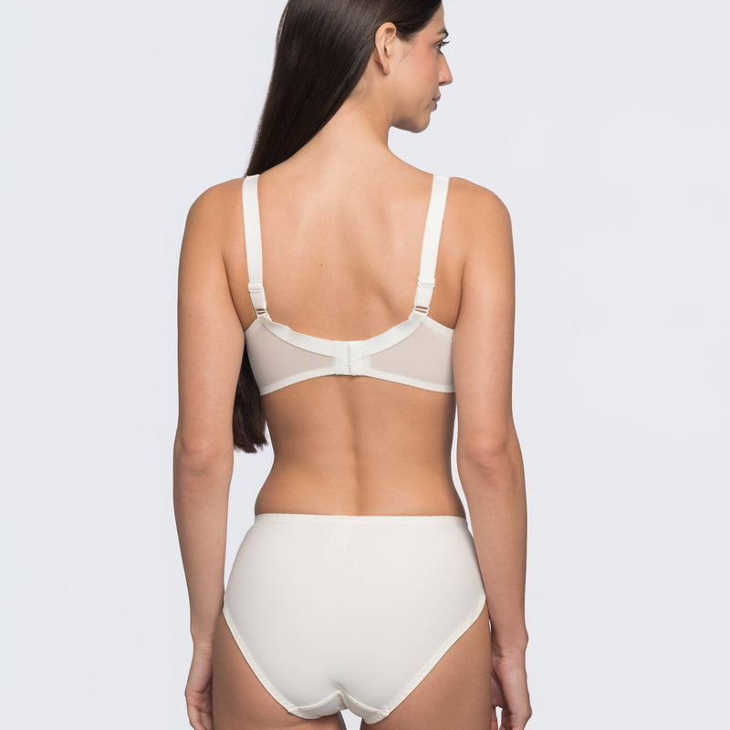 YOBO Brigitte ivory bra lifestyle – comfortable bra for heavy breast wide padded straps